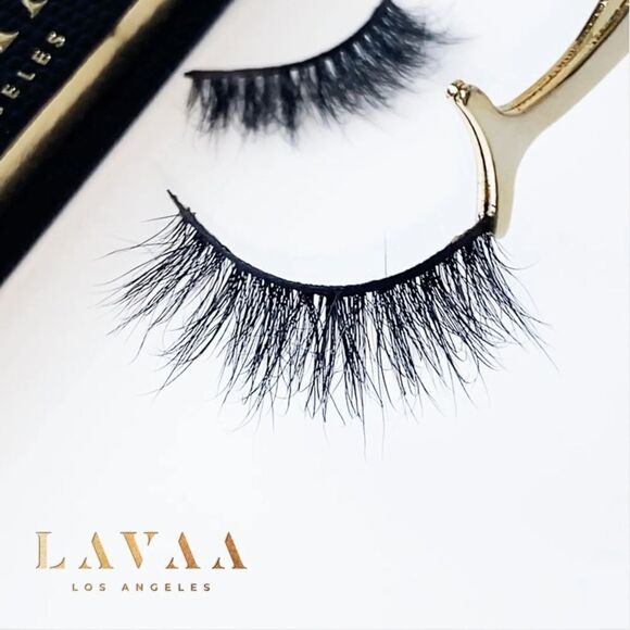 ⭐️HOST PICK⭐️ Lavaa Beauty Lash Kit - Picture 3 of 4